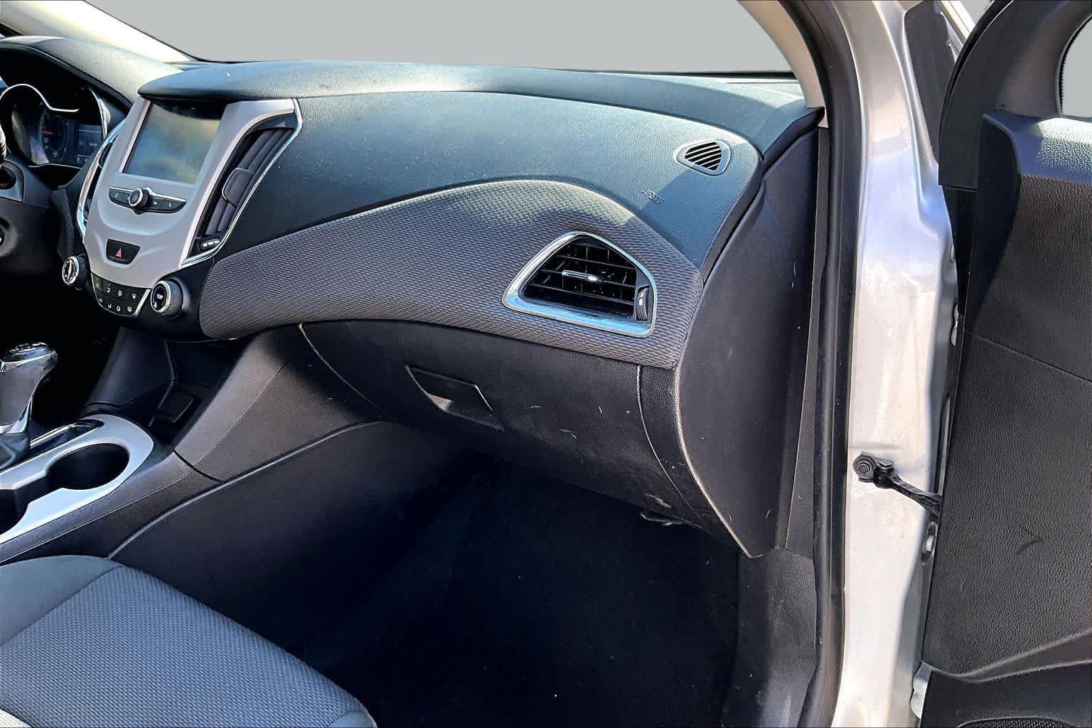 Used 2017 Chevrolet Cruze LS FWD image 16