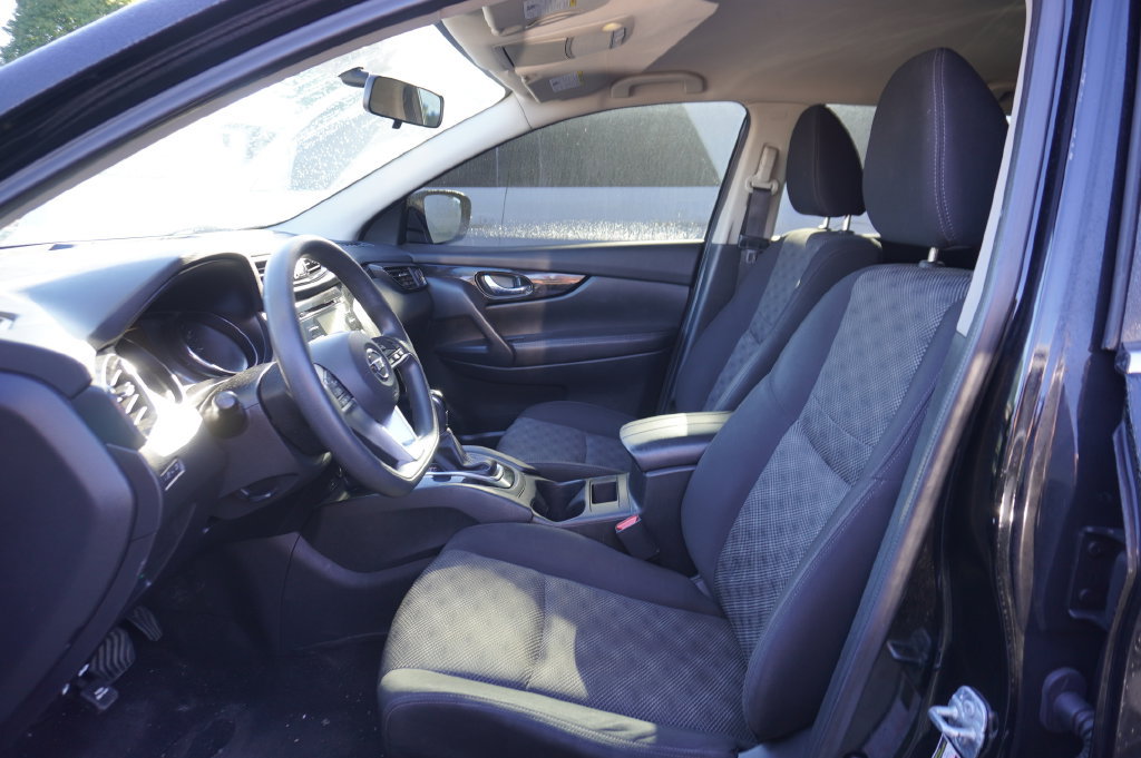 Used 2017 Nissan Rogue Sport SV AWD/4WD image 2