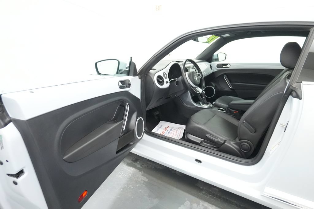 Used 2018 Volkswagen Beetle 2.0T SE FWD image 18