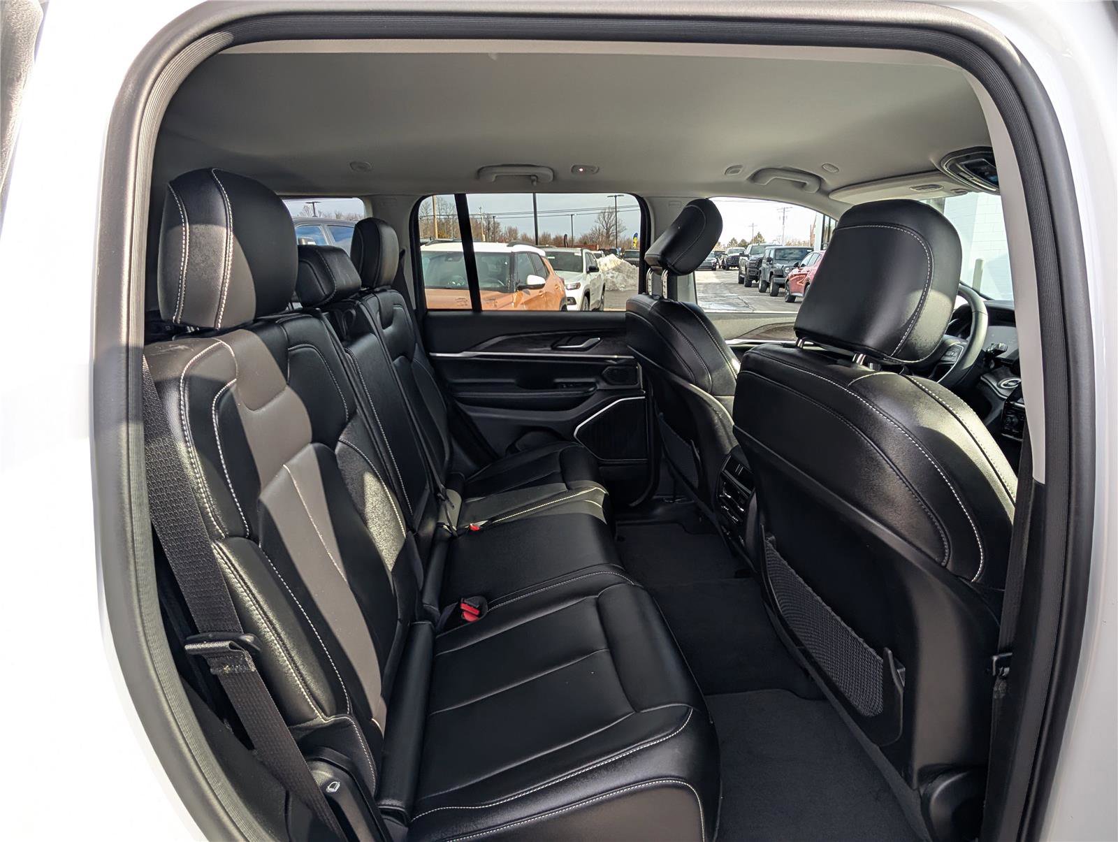 Used 2023 Jeep Grand Cherokee Limited w/ Black Appearance Package image 11