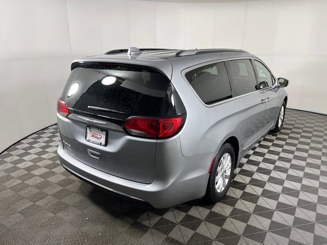 Used 2019 Chrysler Pacifica Touring-L image 7