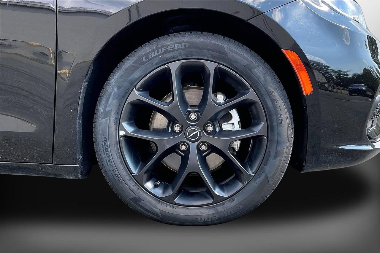 Used 2025 Chrysler Pacifica Limited FWD image 36