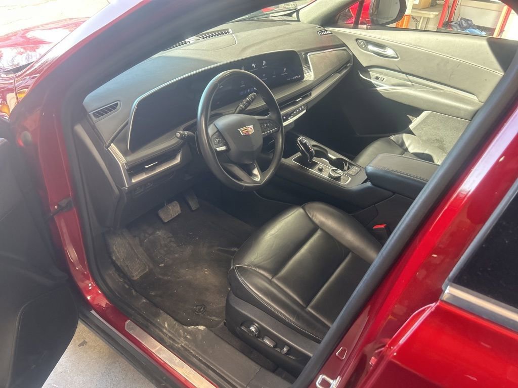Used 2024 Cadillac XT4 Premium Luxury image 2