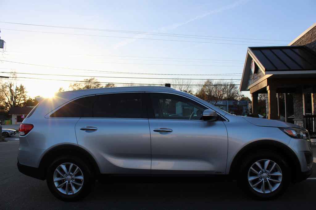 Used 2017 Kia Sorento LX w/ LX Convenience Package image 4