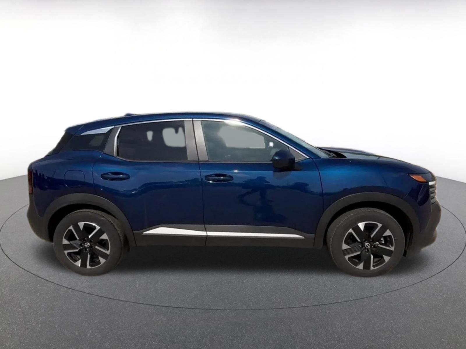 Used 2025 Nissan Kicks SV AWD/4WD image 16