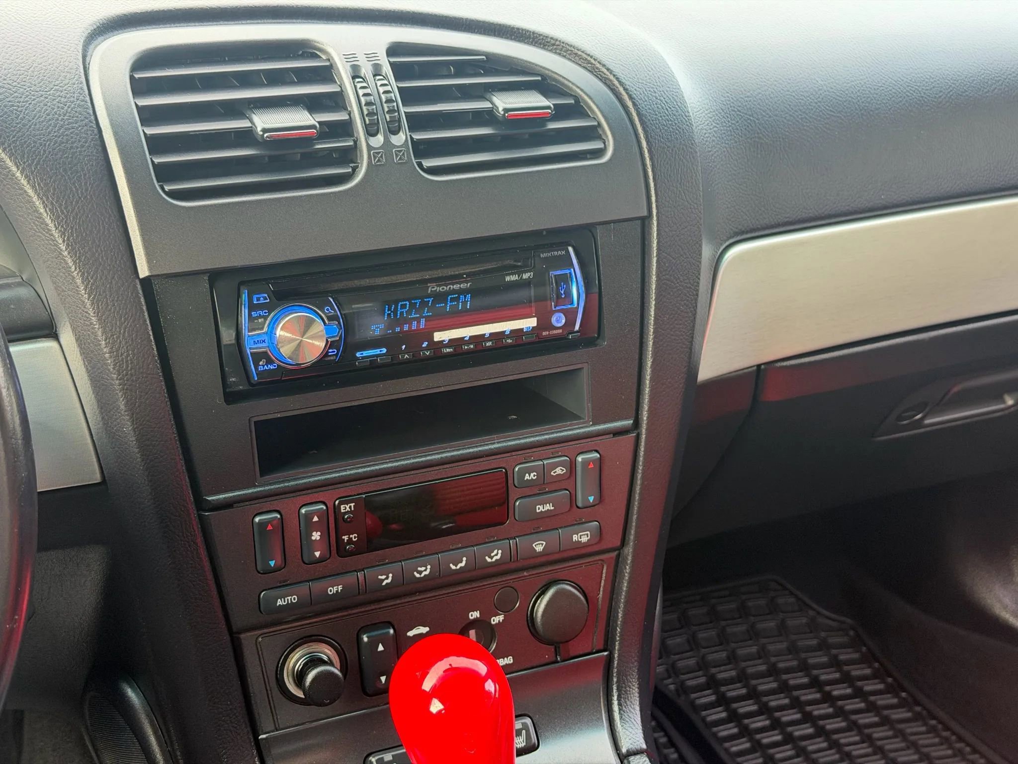 Used 2003 Ford Thunderbird image 2