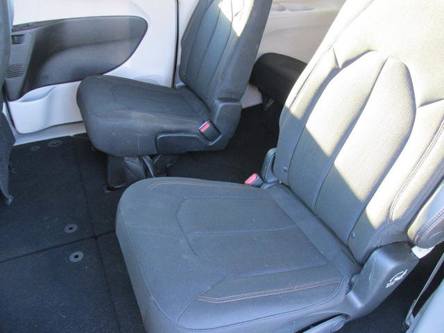 Used 2017 Chrysler Pacifica Touring w/ Tire & Wheel Group FWD image 10