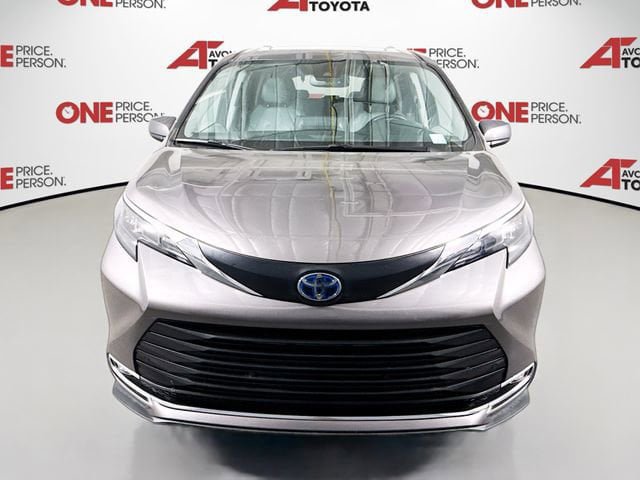 Certified 2024 Toyota Sienna XLE FWD image 2