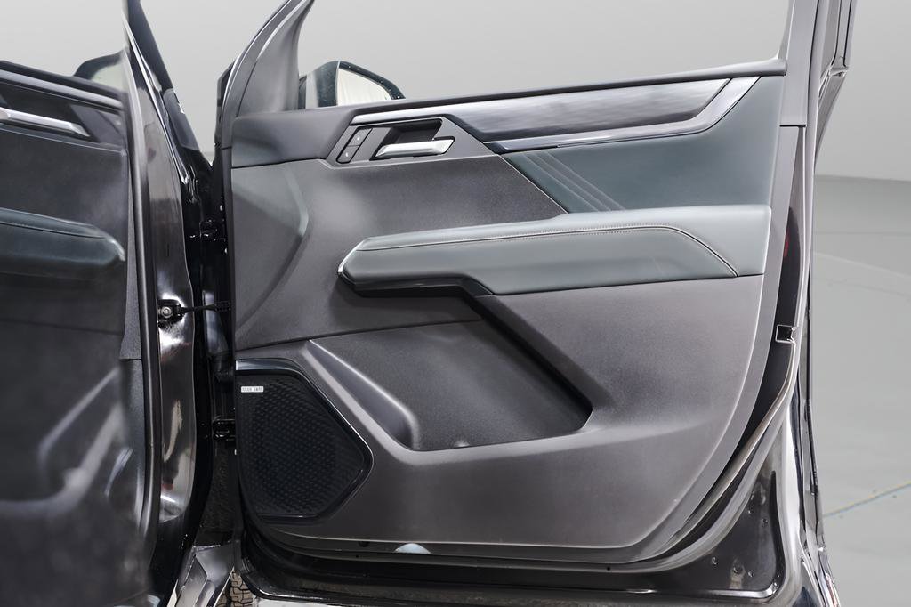 Used 2025 GMC Acadia AT4 w/ Luxury Package image 36