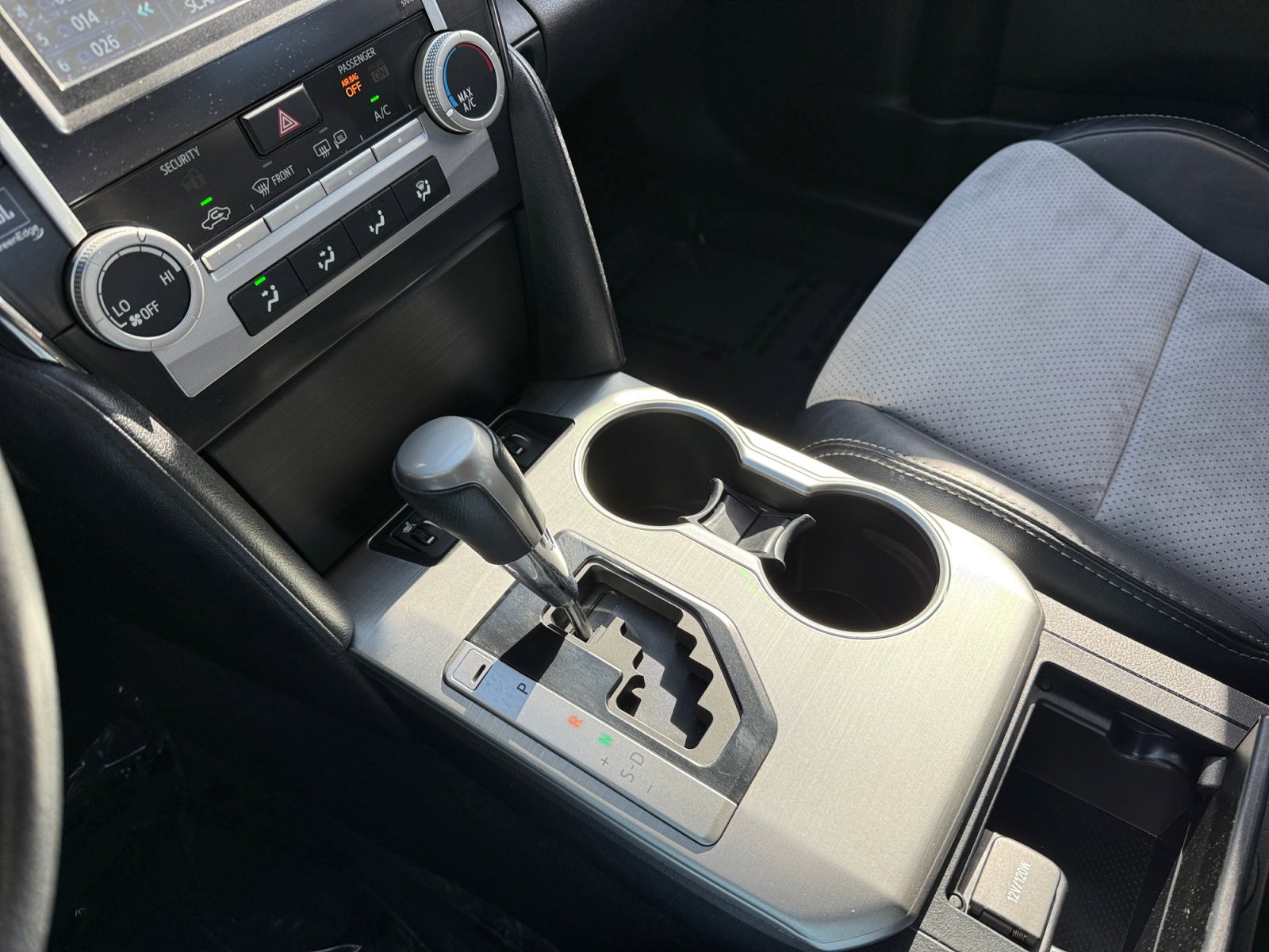 Used 2012 Toyota Camry SE w/ Leather Pkg FWD image 13