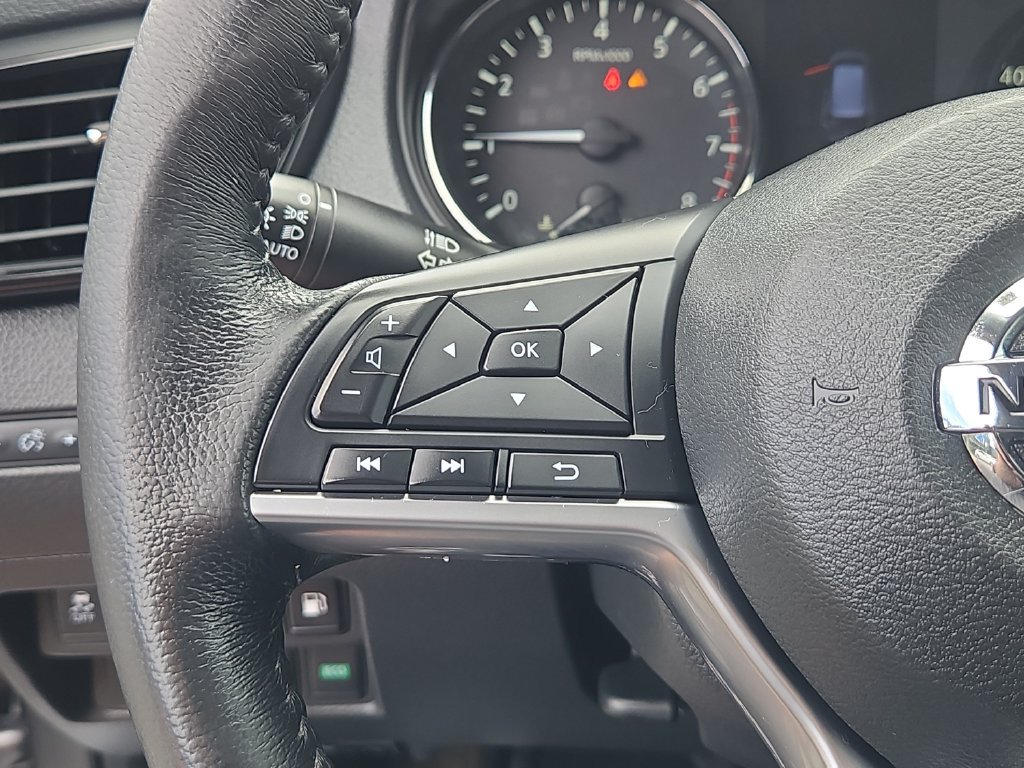 Used 2018 Nissan Rogue SV AWD/4WD image 13