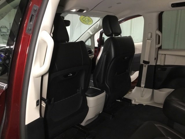 Used 2023 Chrysler Pacifica Touring-L image 38