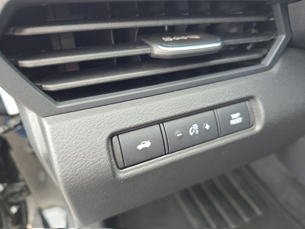 Used 2025 Nissan Altima 2.5 SV FWD image 14