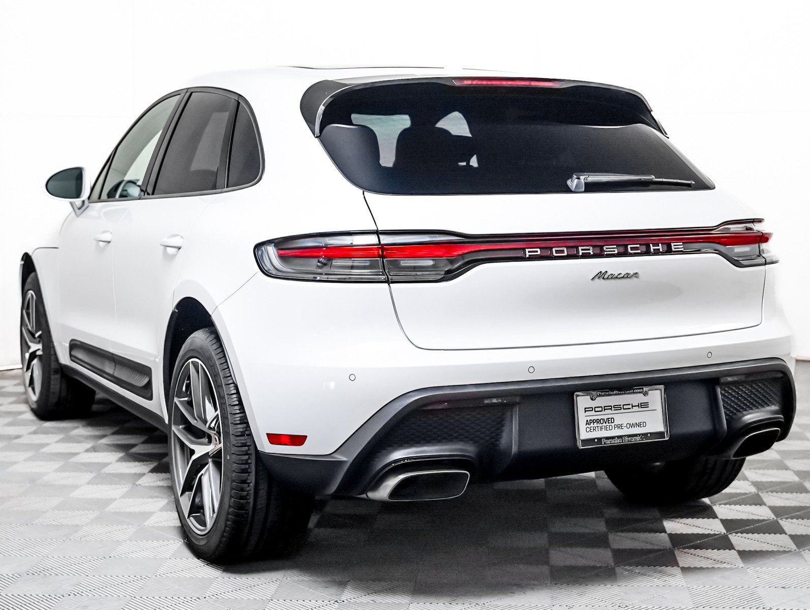 Certified 2024 Porsche Macan image 3