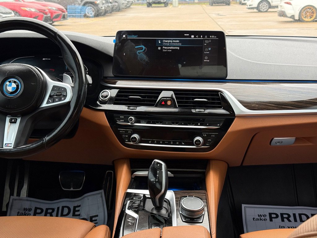 Used 2022 BMW 530e w/ Premium Package image 12