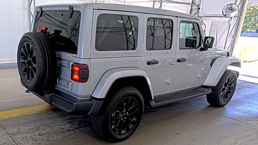 Used 2024 Jeep Wrangler Unlimited Sahara w/ Technology Group AWD/4WD image 2