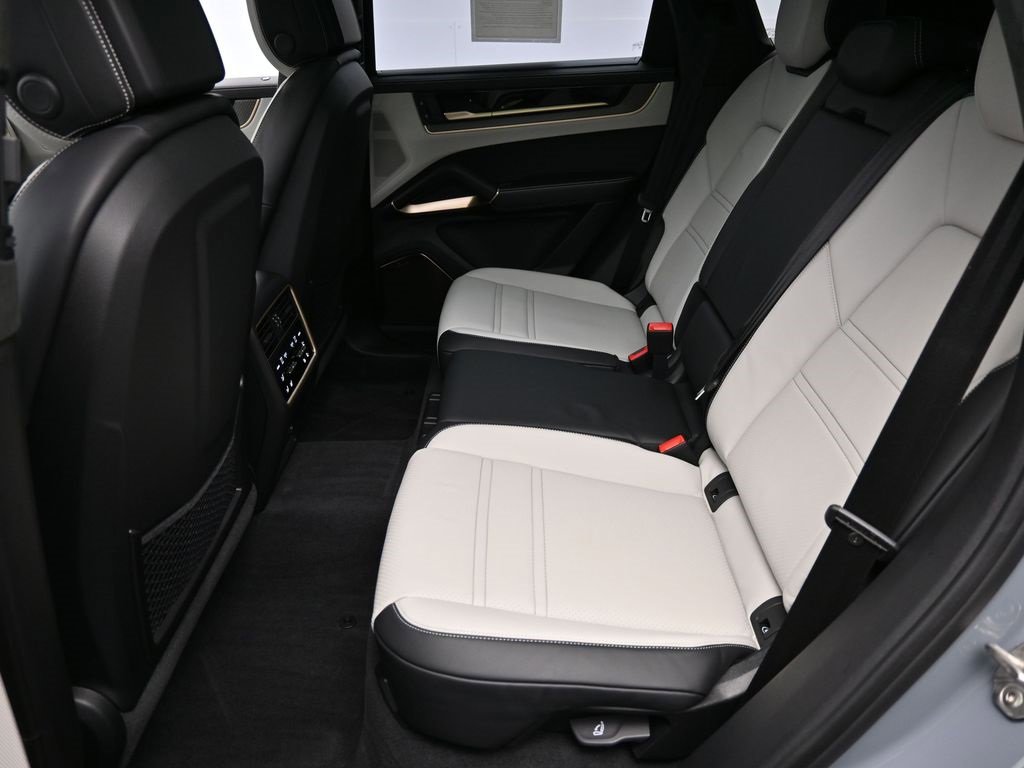 Used 2025 Porsche Cayenne Turbo image 10