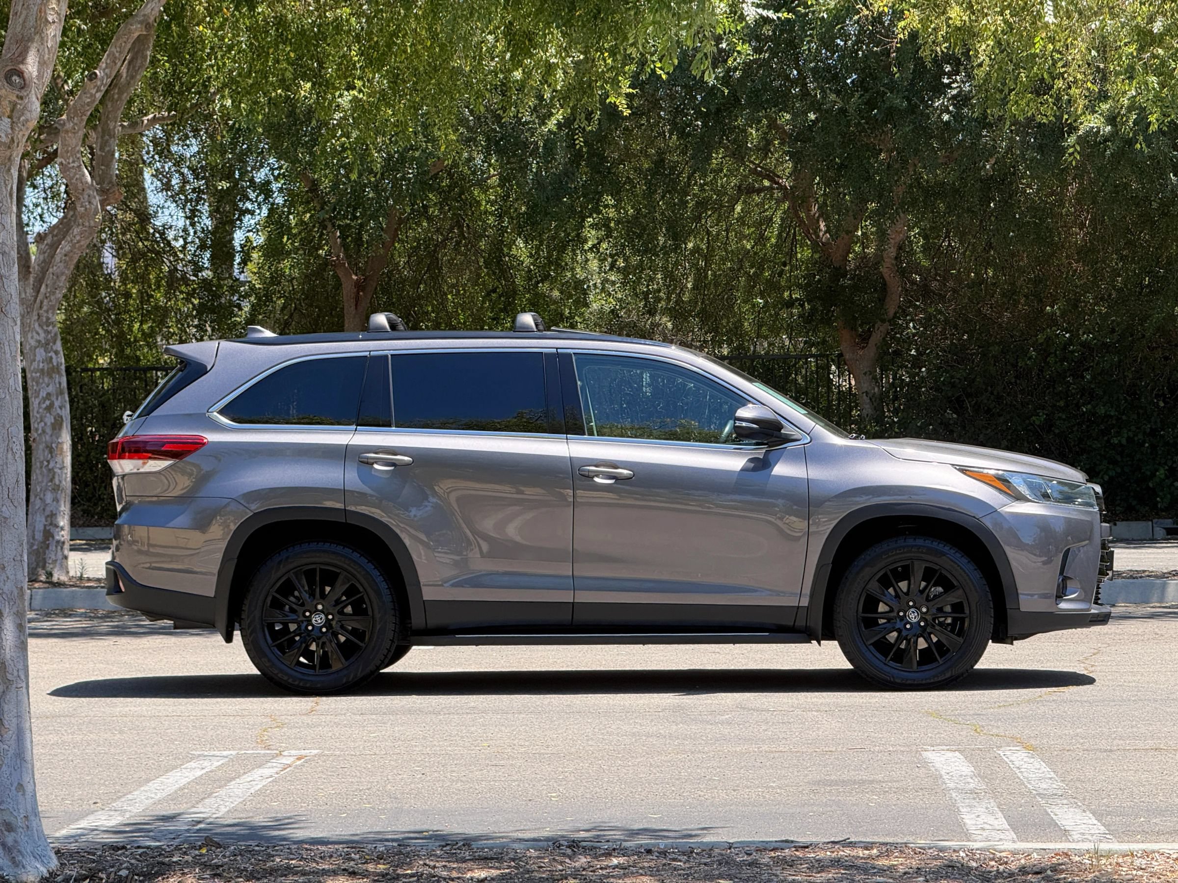 Used 2019 Toyota Highlander SE FWD image 6