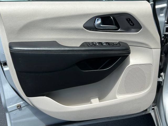 Used 2023 Chrysler Pacifica Touring-L FWD image 15