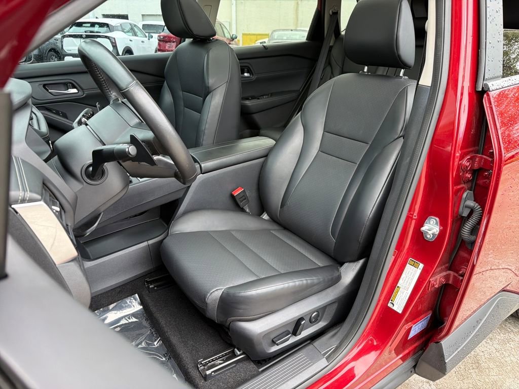 Used 2024 Nissan Rogue SV w/ SV Premium Package image 32