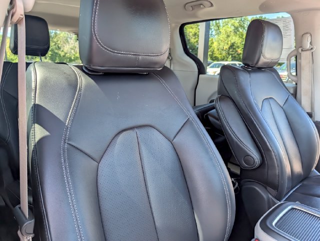Used 2024 Chrysler Pacifica Limited FWD image 13