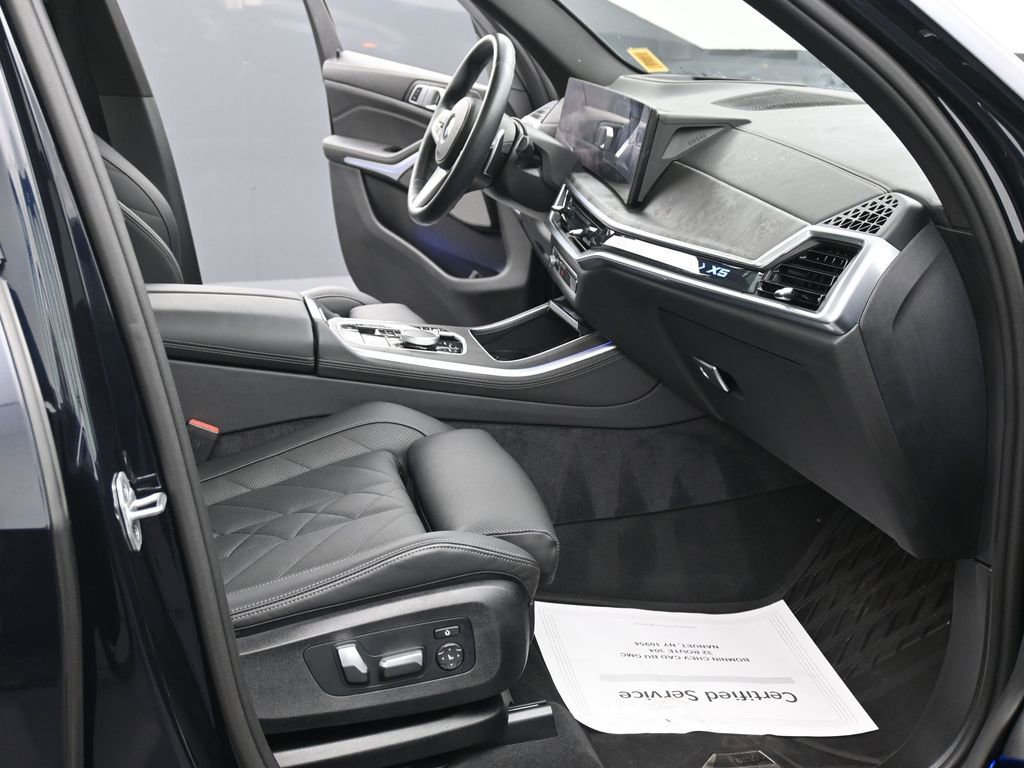 Used 2024 BMW X5 xDrive40i w/ M Sport Package image 11