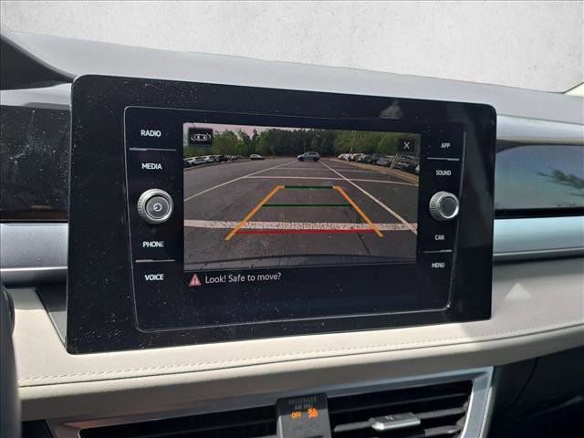 Used 2025 Volkswagen Taos SE image 12