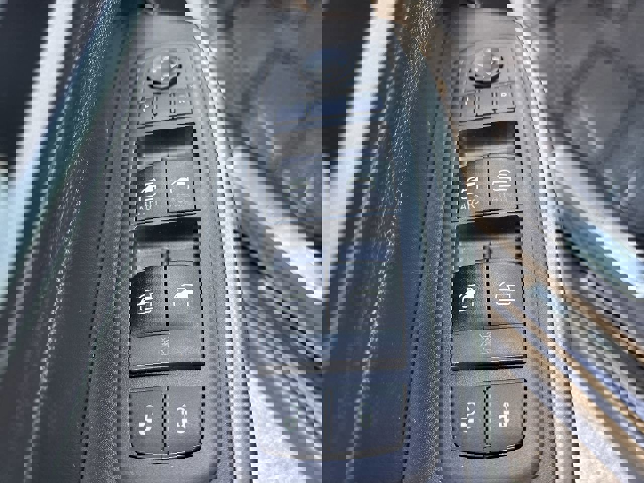 Used 2019 Jeep Cherokee Limited FWD image 17