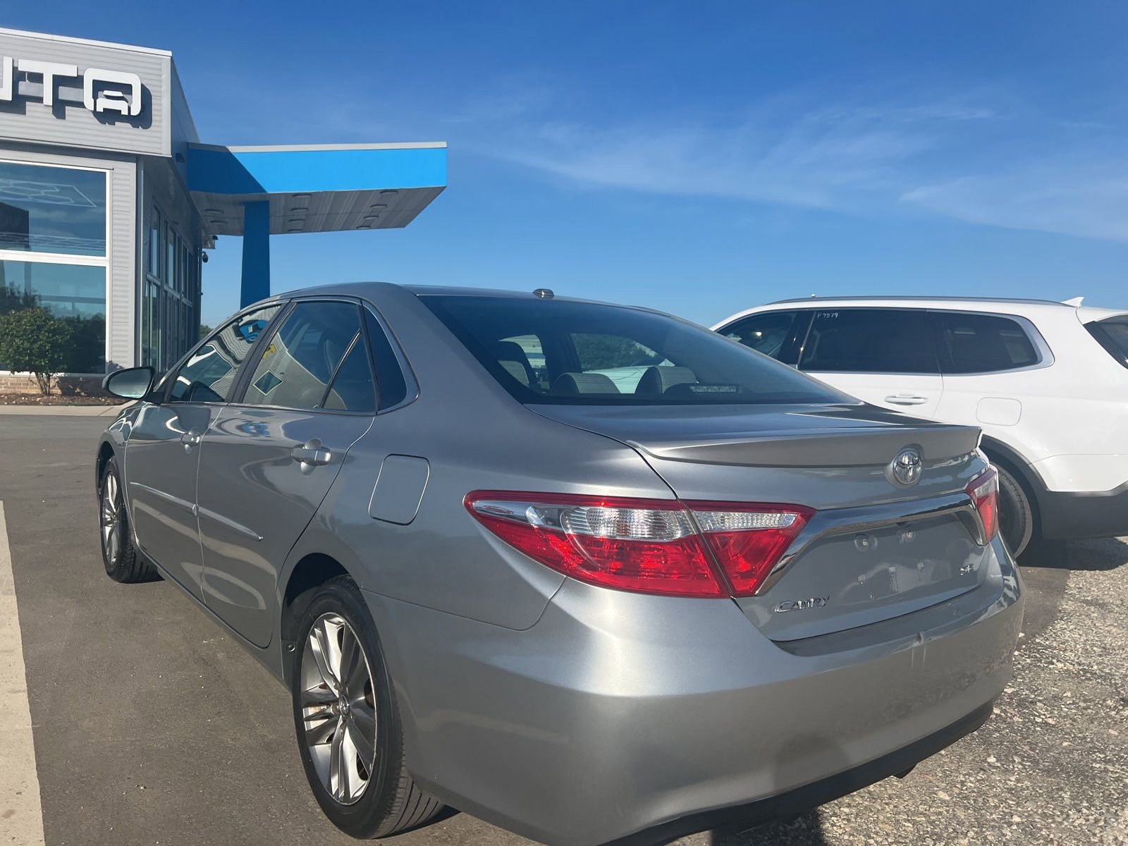 Used 2016 Toyota Camry SE w/ Moonroof Package image 15