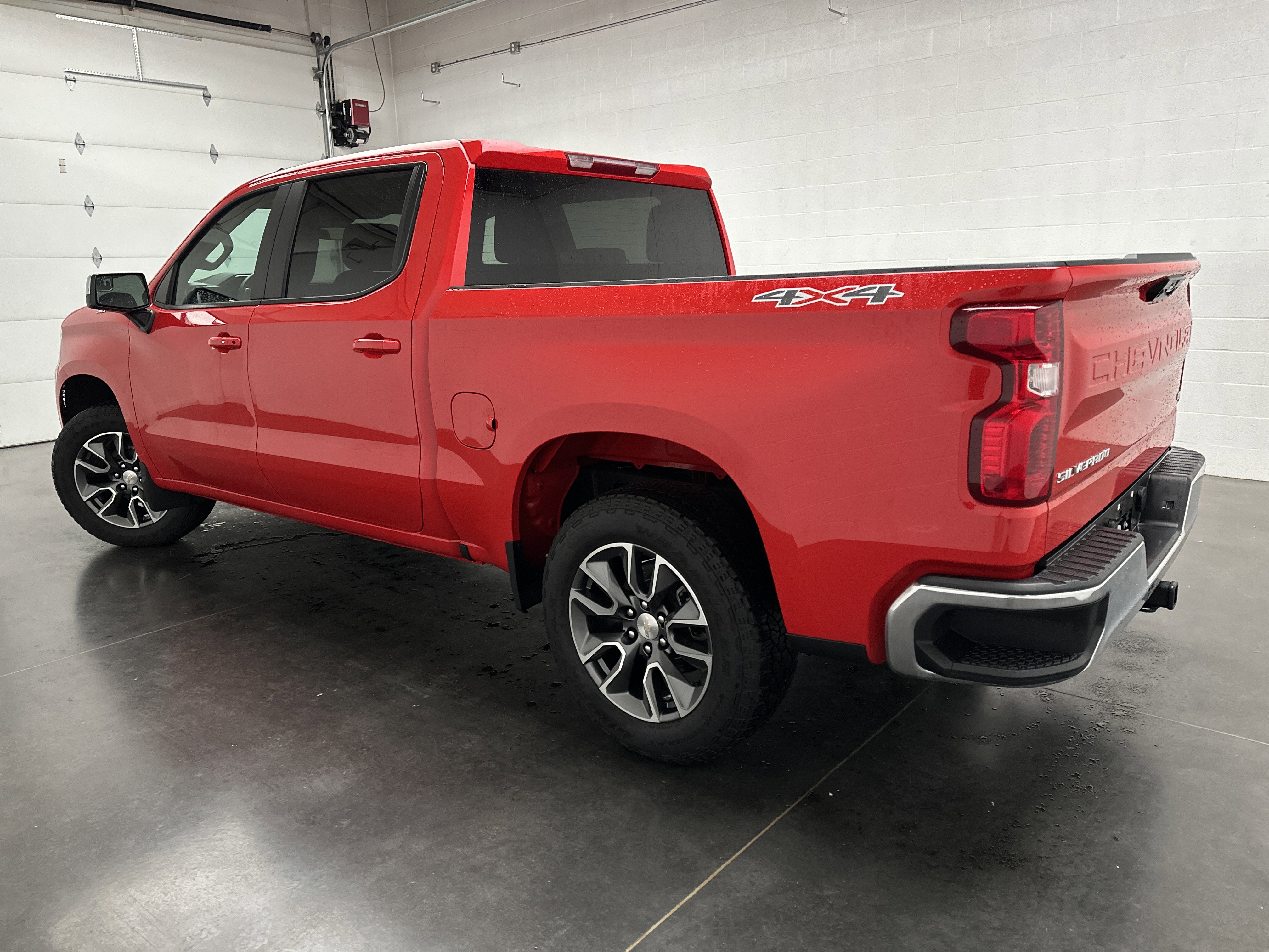Used 2024 Chevrolet Silverado 1500 LT AWD/4WD image 7