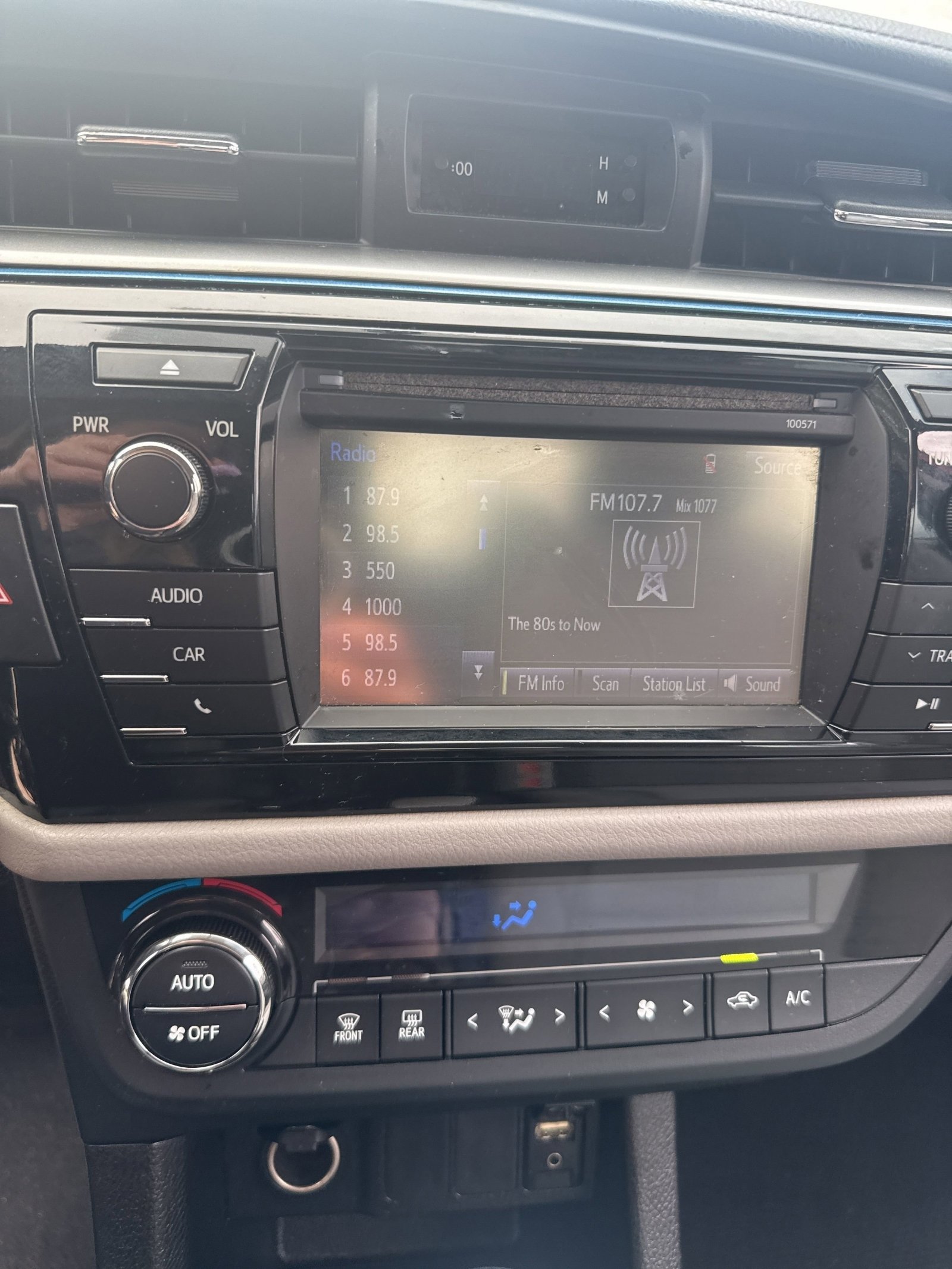 Used 2016 Toyota Corolla LE FWD image 4