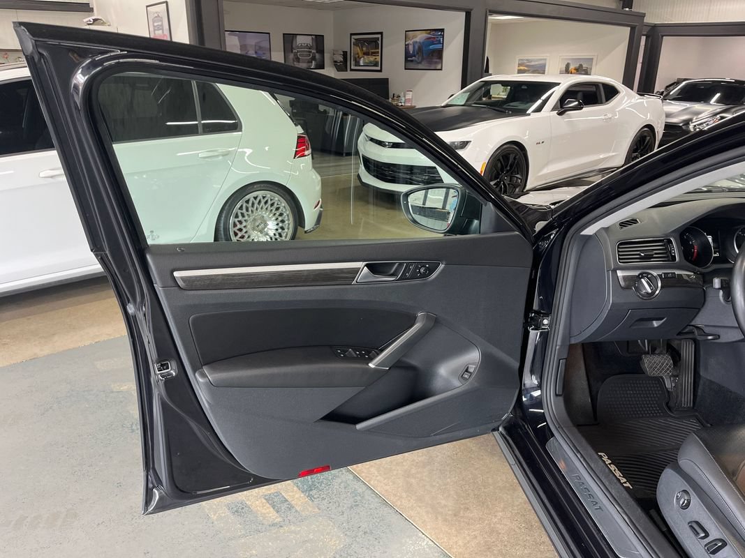 Used 2018 Volkswagen Passat 2.0T SE FWD image 30