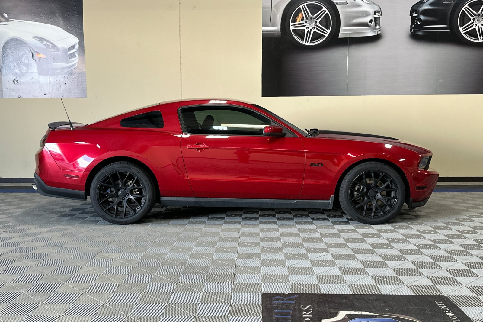 Used 2011 Ford Mustang GT RWD image 3