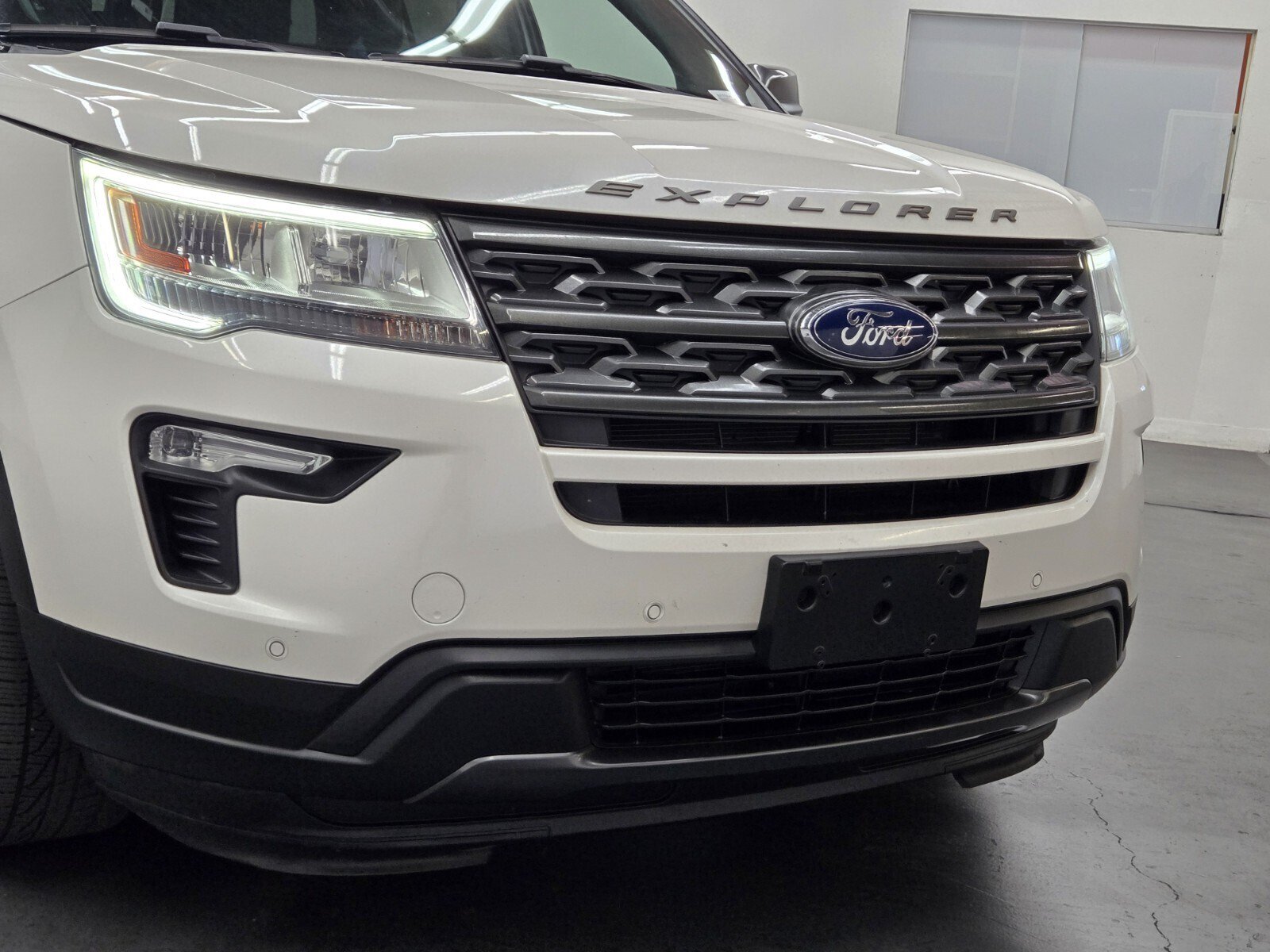Used 2018 Ford Explorer XLT w/ Equipment Group 202A AWD/4WD image 5