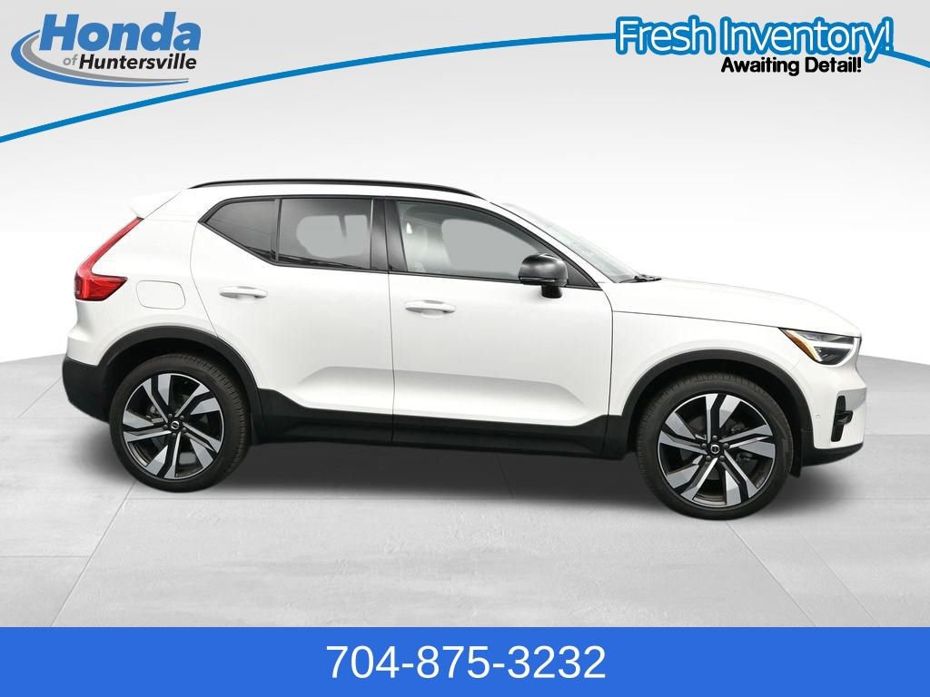 Used 2025 Volvo XC40 B5 Plus AWD/4WD image 9
