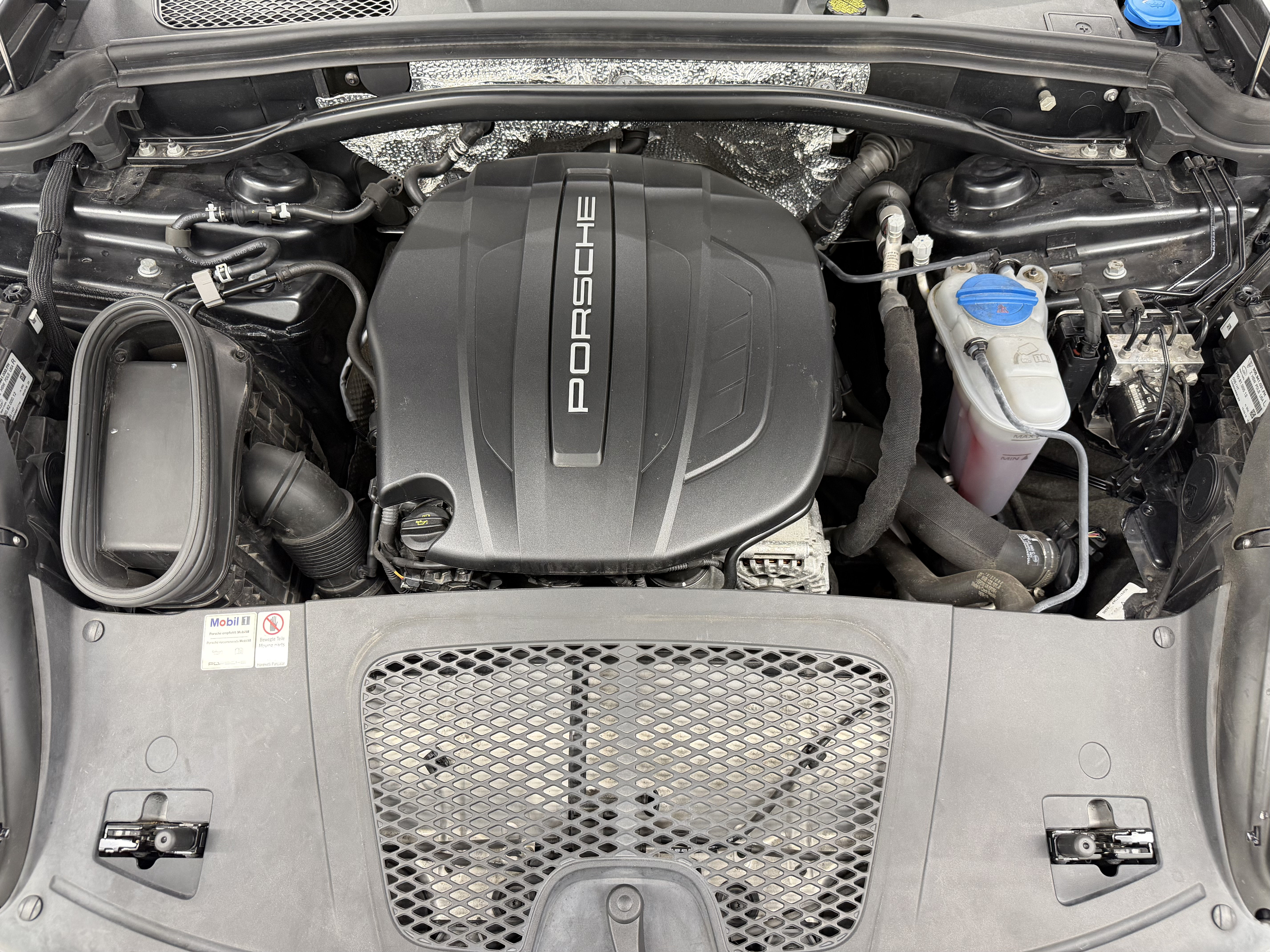 Certified 2018 Porsche Macan AWD/4WD image 60