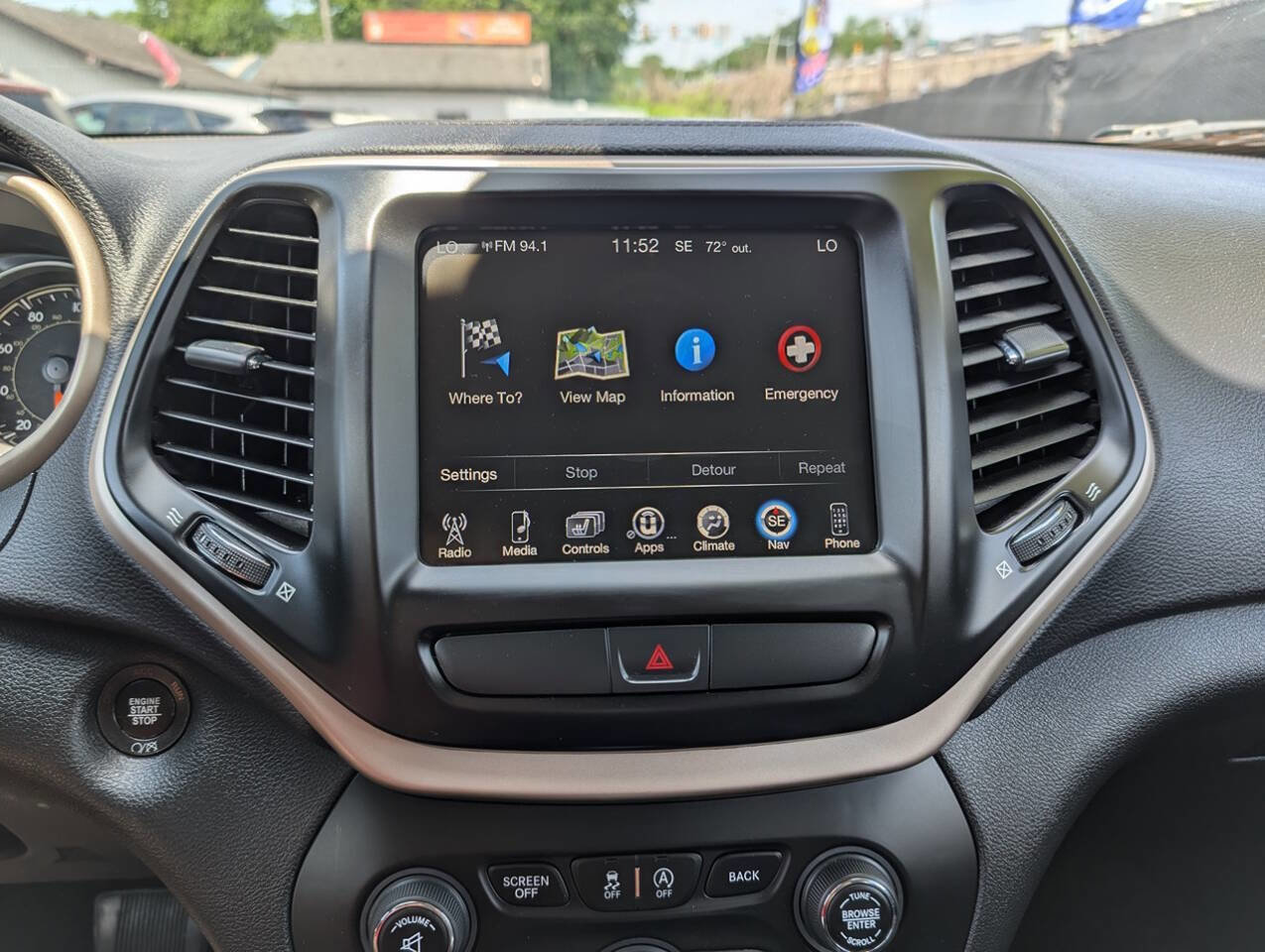 Used 2017 Jeep Cherokee Limited image 23