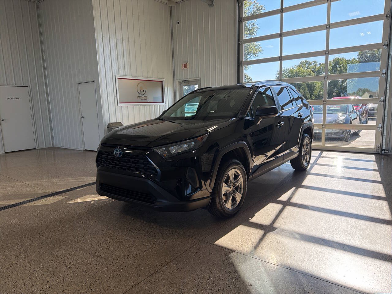 Used 2022 Toyota RAV4 LE AWD/4WD image 2