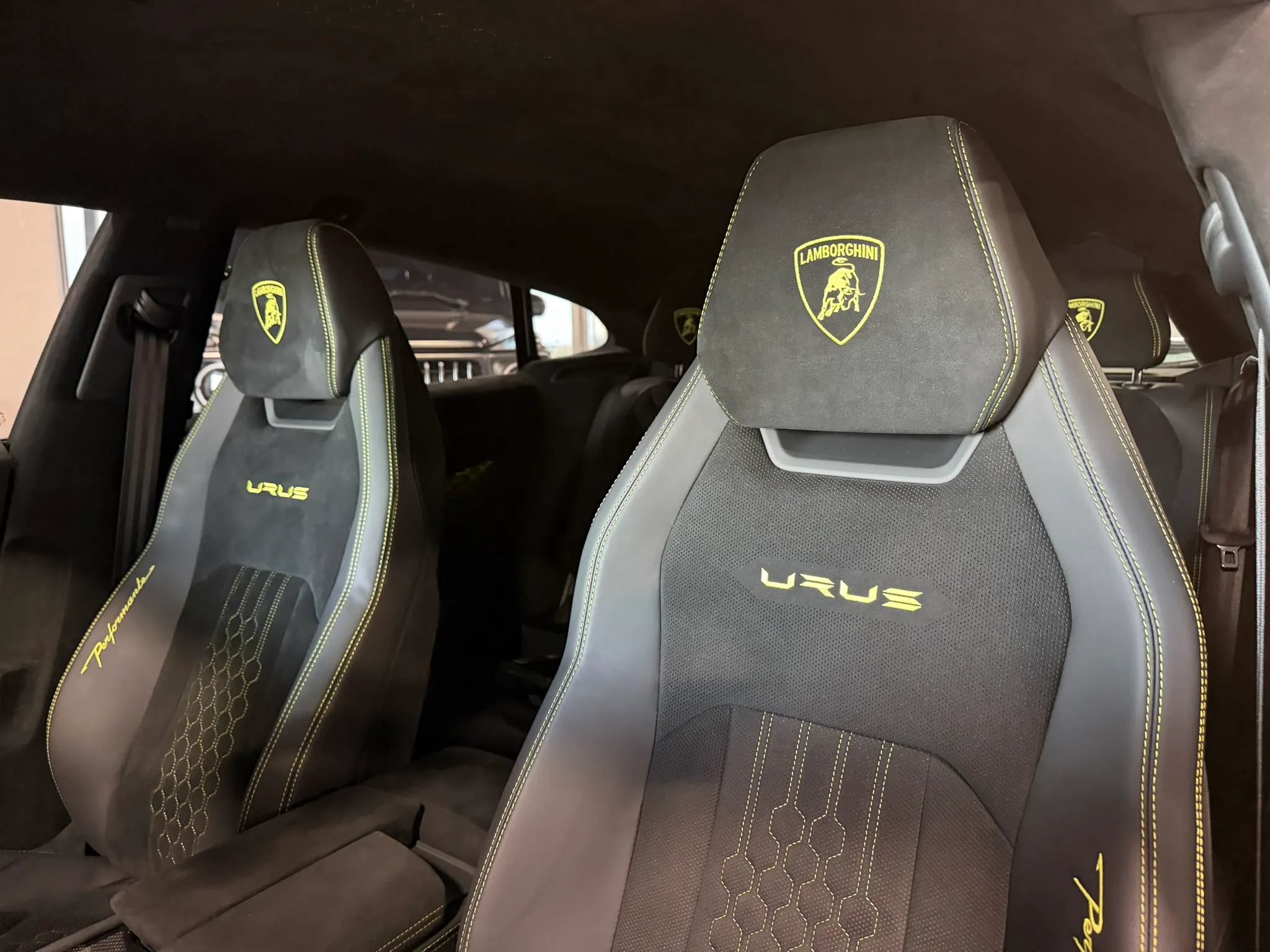 Used 2024 Lamborghini Urus Performante AWD/4WD image 28