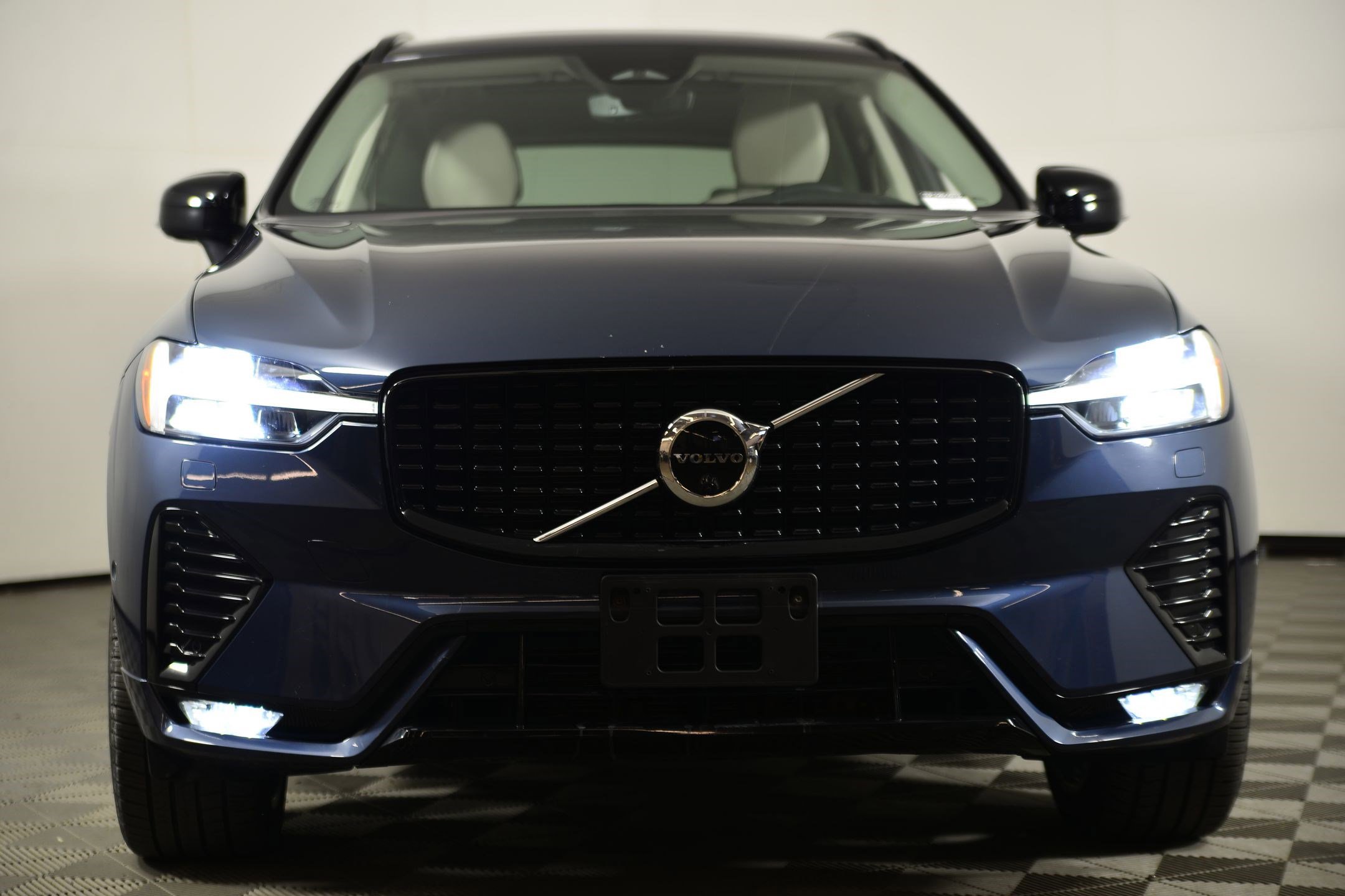 Used 2023 Volvo XC60 B5 Ultimate w/ Climate Package image 5