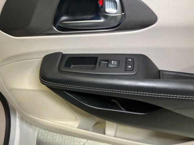 Used 2024 Chrysler Pacifica Select image 63