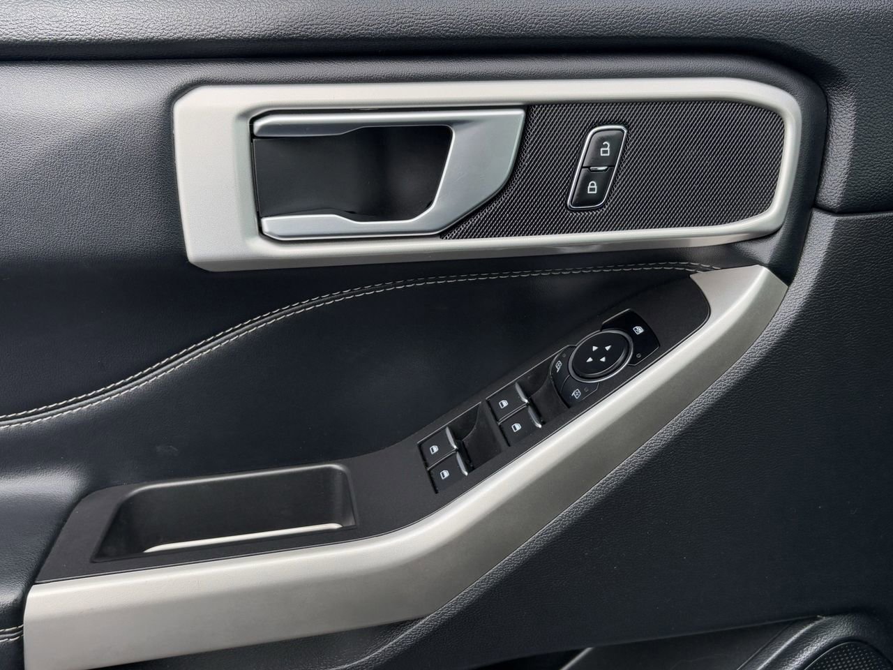 Used 2023 Ford Explorer XLT image 24