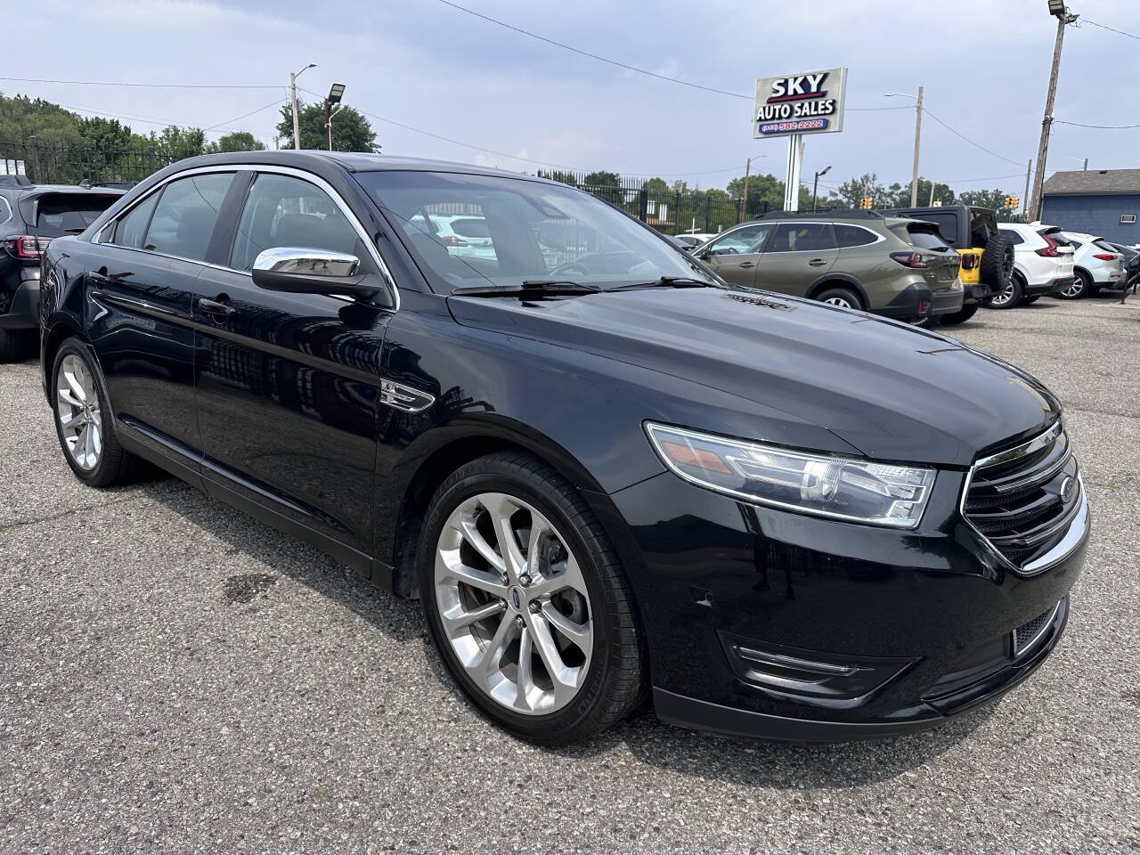 Used 2019 Ford Taurus Limited w/ Driver Assist Package FWD image 3
