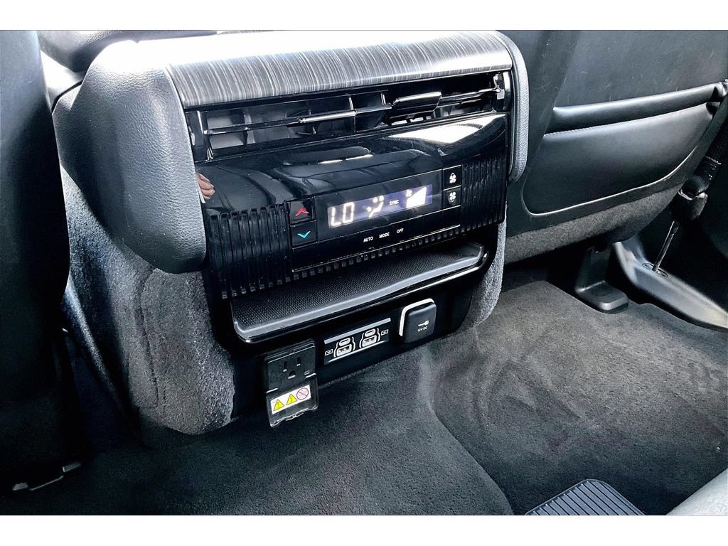 Certified 2024 Jeep Wagoneer Series II AWD/4WD image 13
