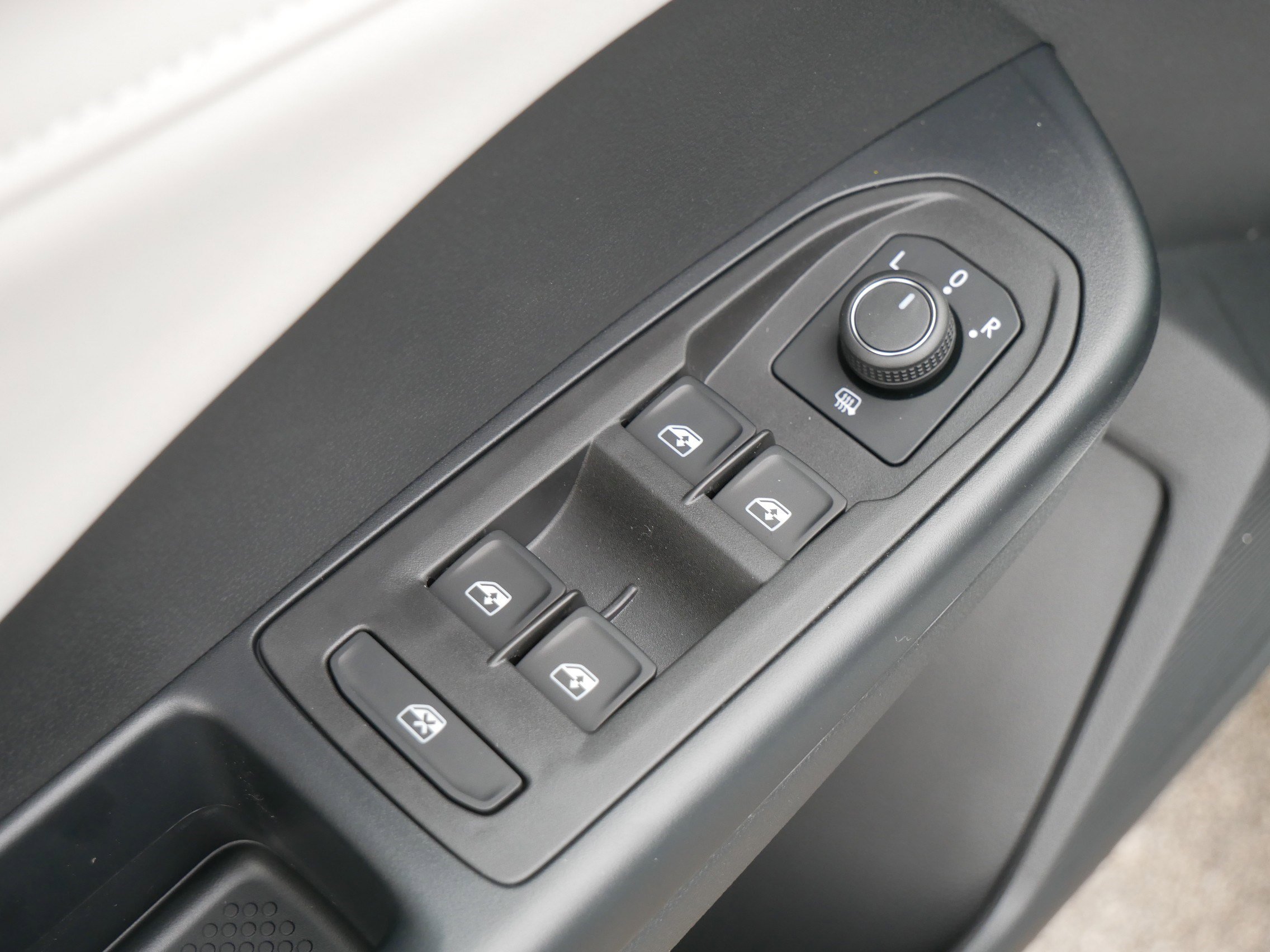 New 2025 Volkswagen Taos SE image 7