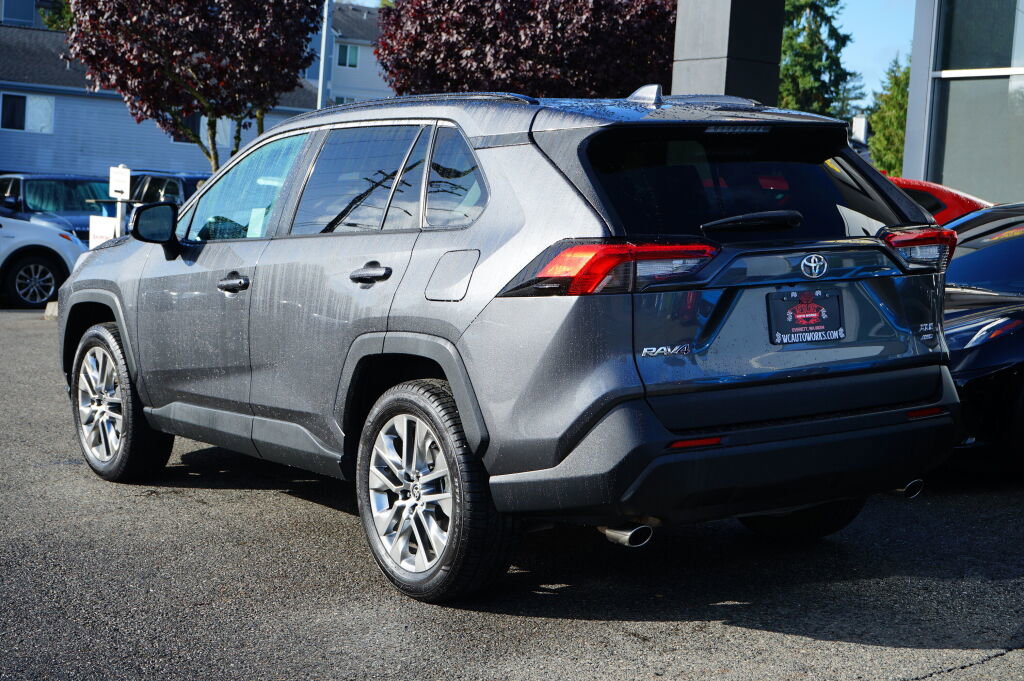 Used 2021 Toyota RAV4 XLE Premium image 3