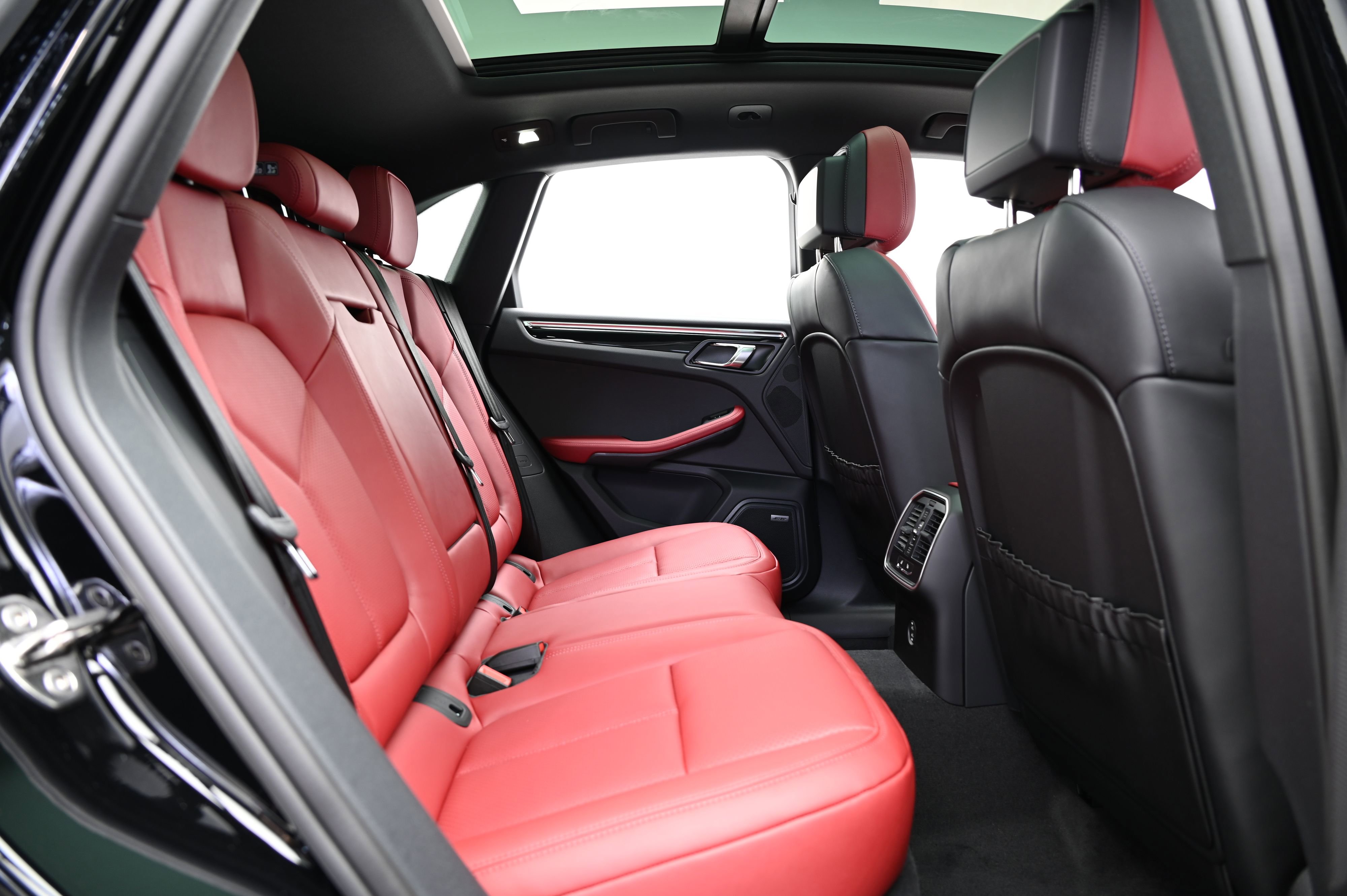 Certified 2025 Porsche Macan image 24