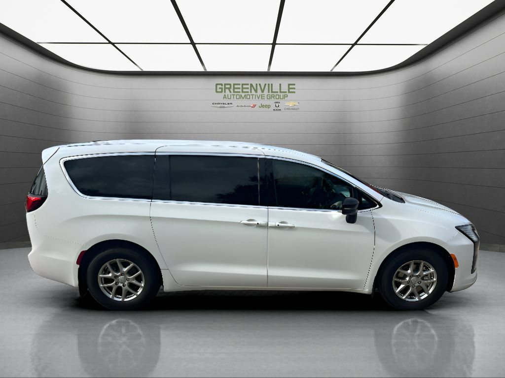 New 2027 Chrysler Pacifica Select FWD image 4