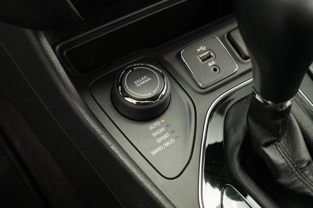 Used 2019 Jeep Cherokee Limited w/ Luxury Group AWD/4WD image 42