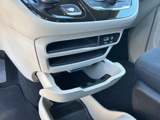Used 2017 Chrysler Pacifica Touring FWD image 27
